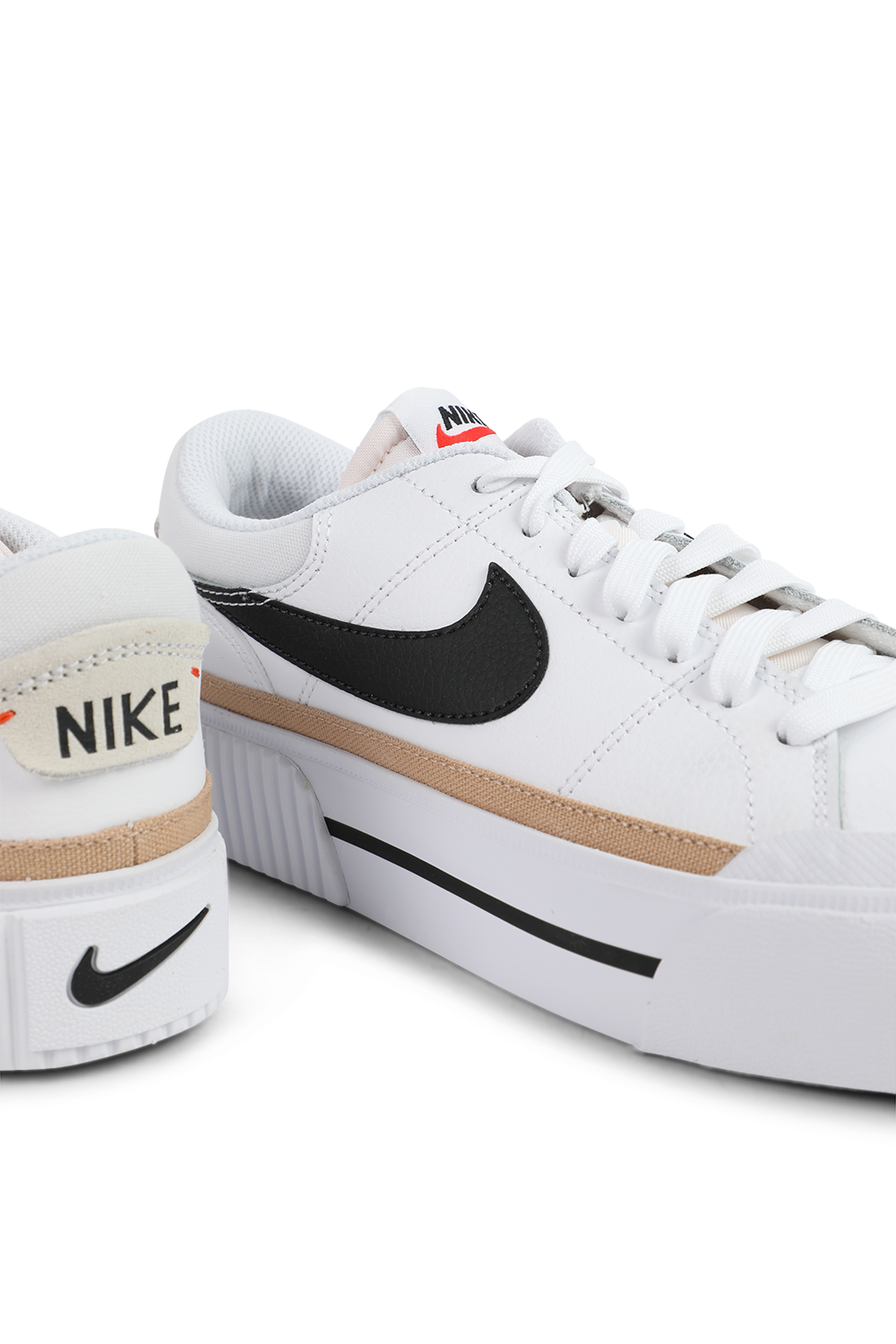 תמונת תקריב של נעלי ספורט קורט לגאסי