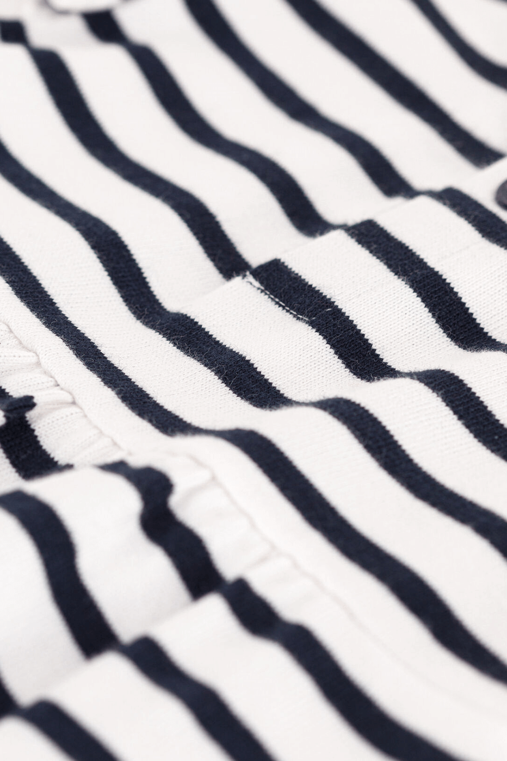 תמונת תקריב של שמלת פסים מכותנת ג'רסי - גילאי 18-36 חודשים