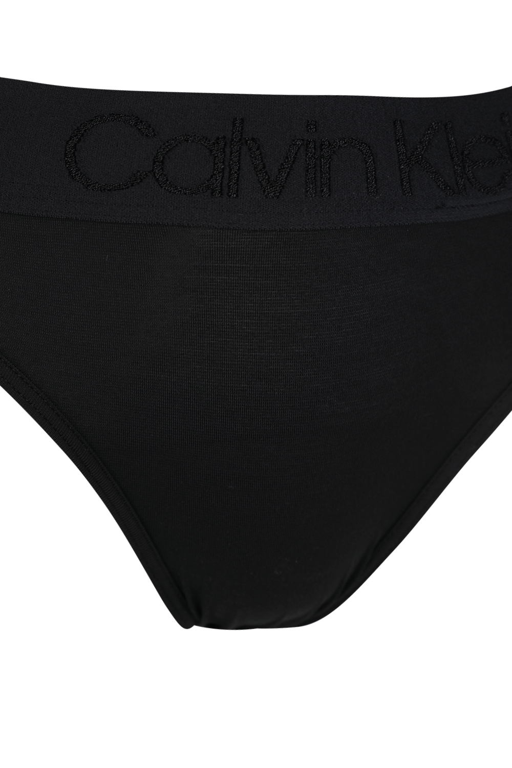 תמונת תקריב של תחתוני חוטיני עם רצועה ממותגת בגוון שחור