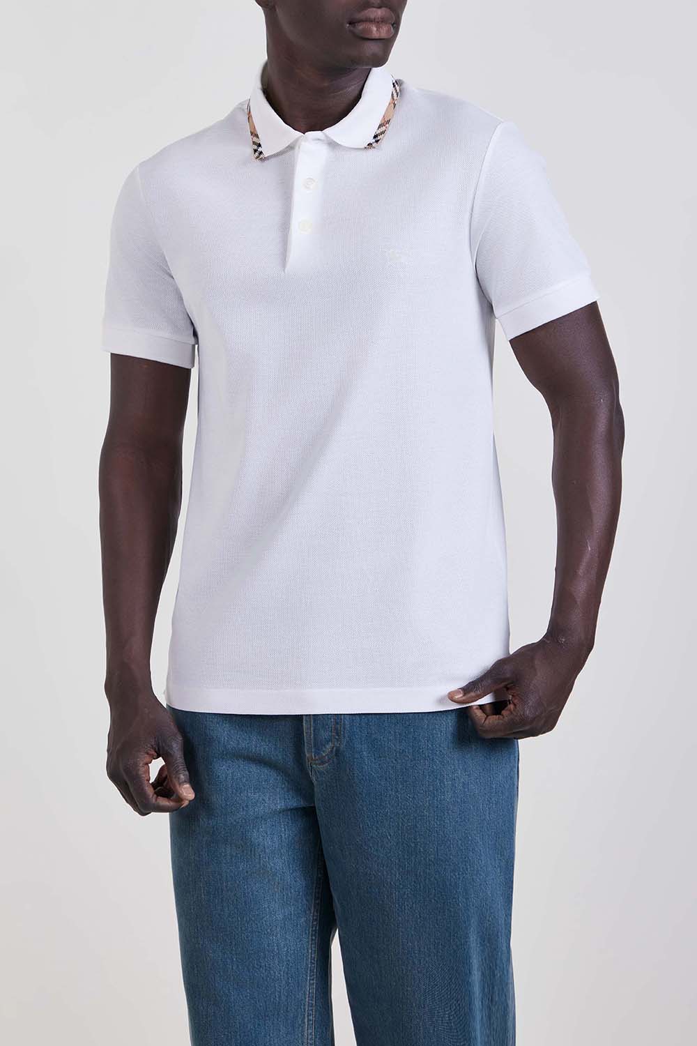 תמונת דוגמן קידמית של חולצת פולו קצרה