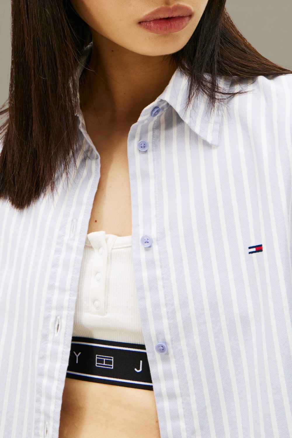 תמונת תקריב דוגמן של חולצה מכופתרת