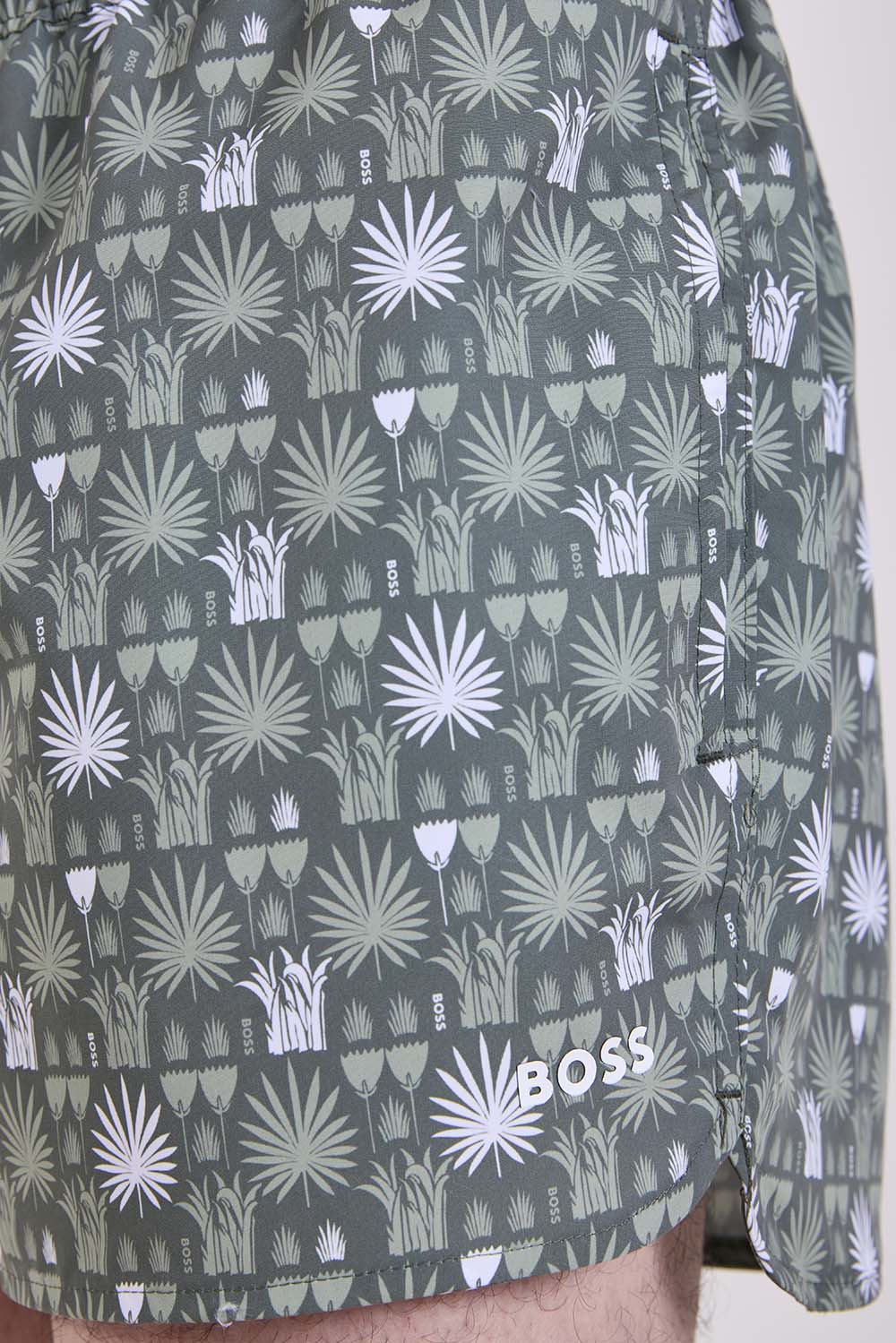 תמונת תקריב דוגמן של מכנסי בגד ים