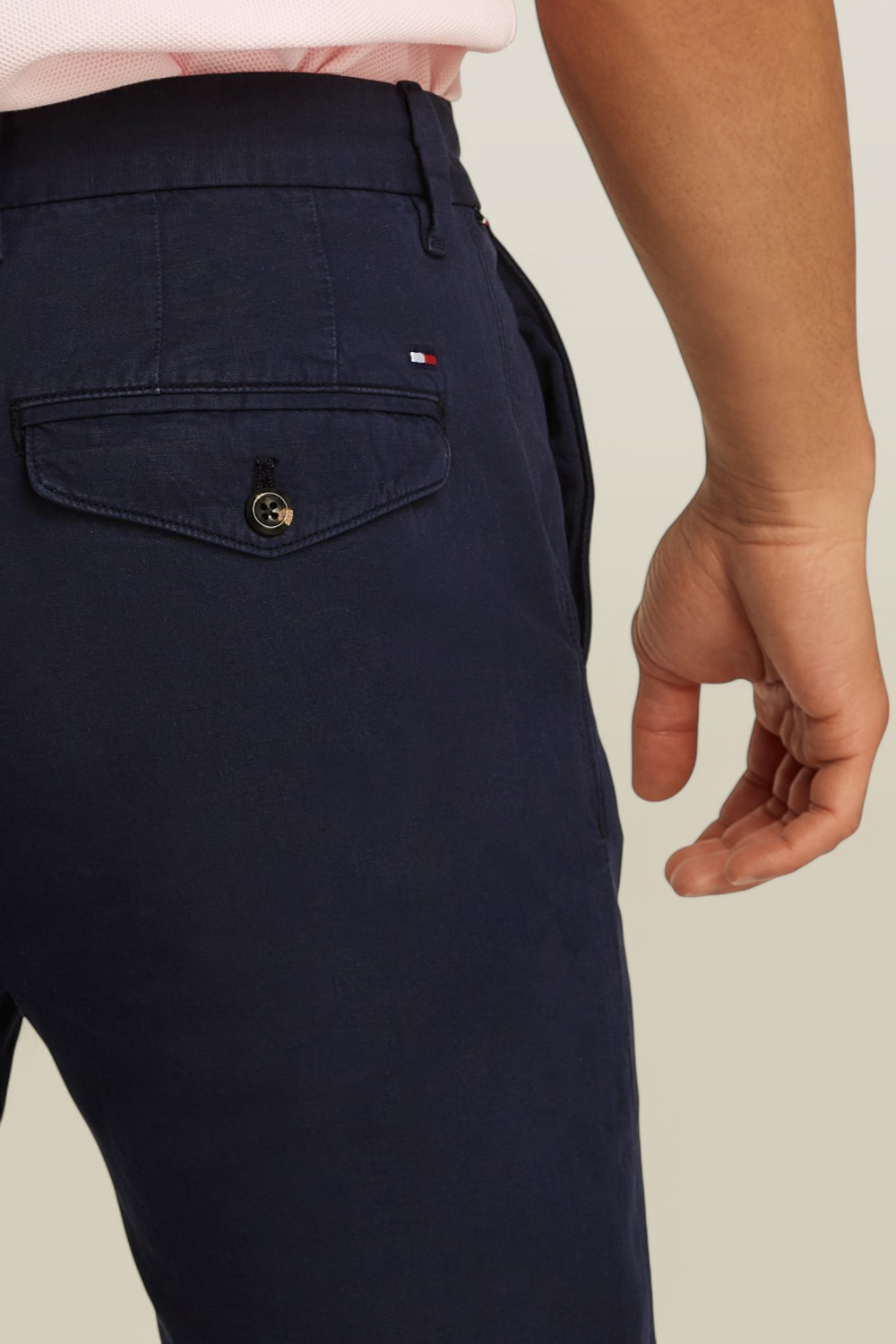 תמונת תקריב דוגמן של מכנסי צי'נו