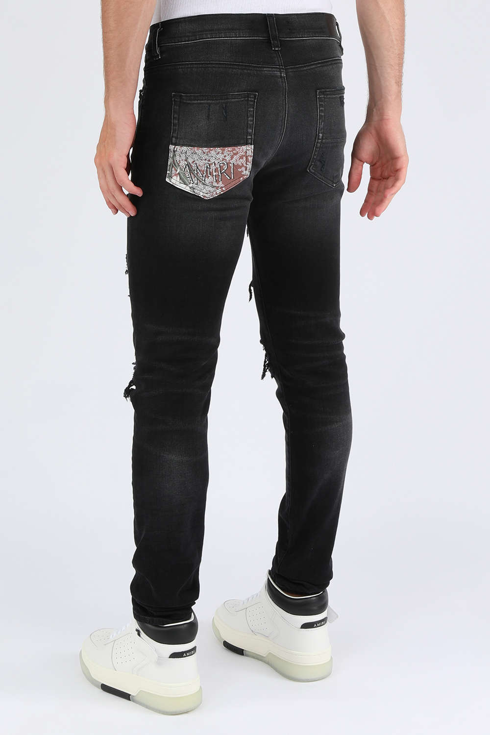 תמונת דוגמן אחורית של מכנסי סקיני ג'ינס שחורים עם קרעים