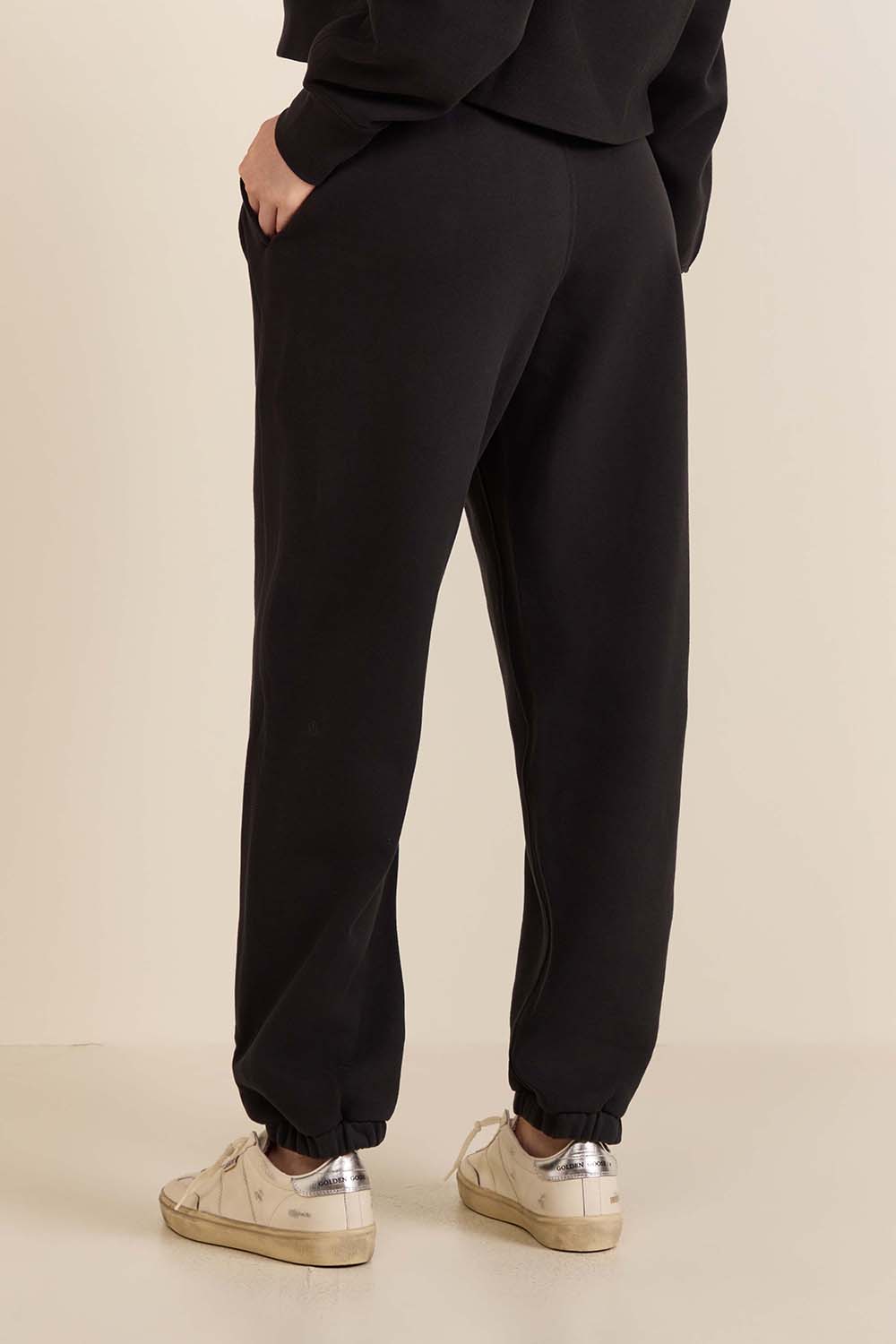 תמונת דוגמן אחורית של Scuba Mid-Rise Oversized Jogger Regular