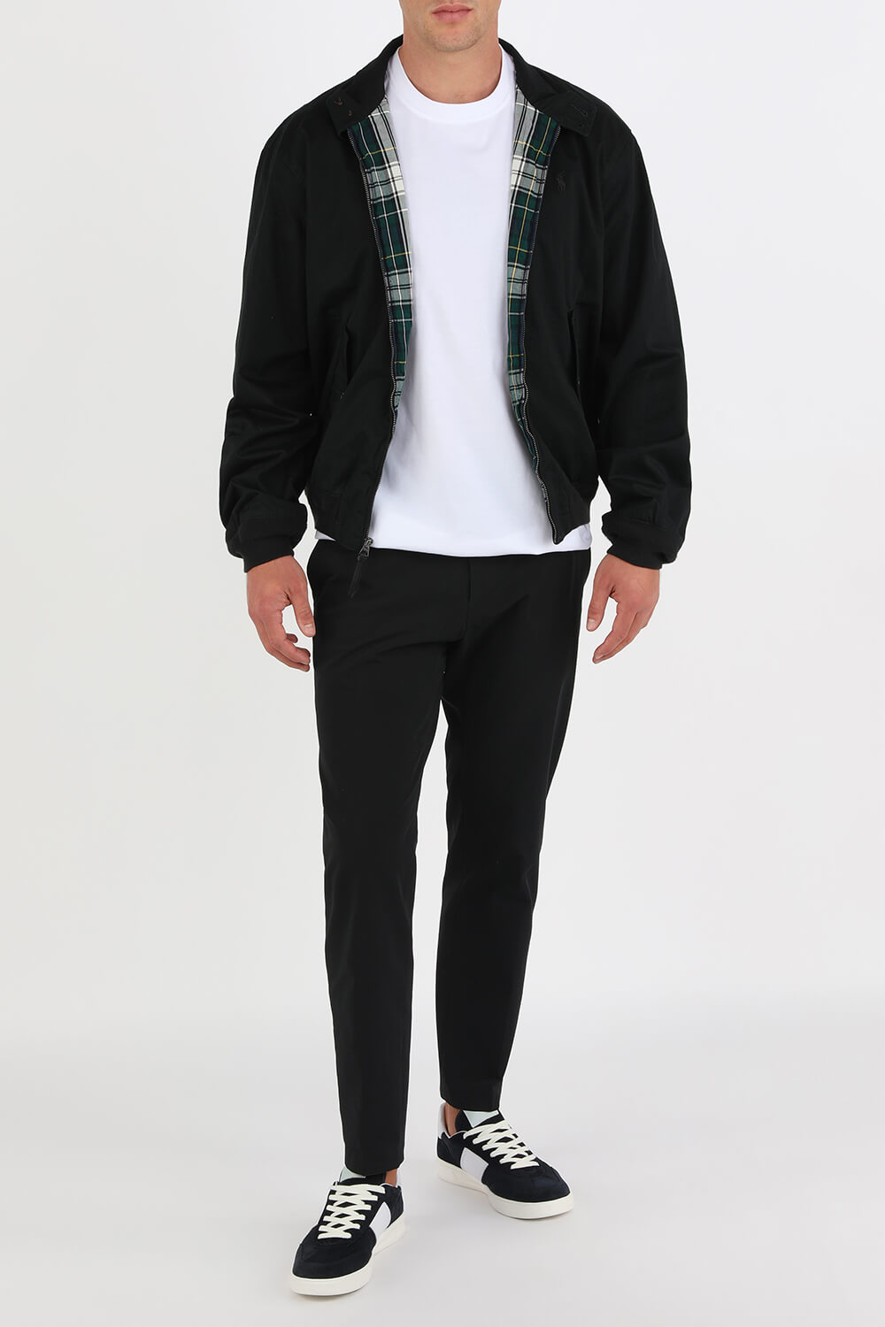 תמונת דוגמן קידמית של נעלי סניקרס עם לוגו זהב רקום