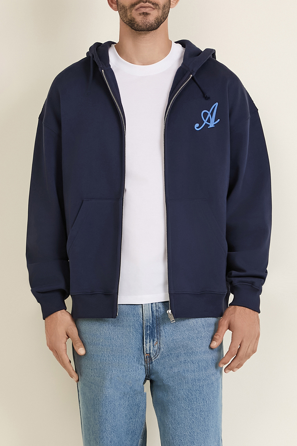 תמונת דוגמן קידמית של סווטשירט קפוצ'ון עם רוכסן