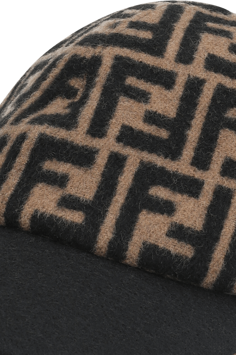 תמונת תקריב של כובע מצחייה מונוגרמה