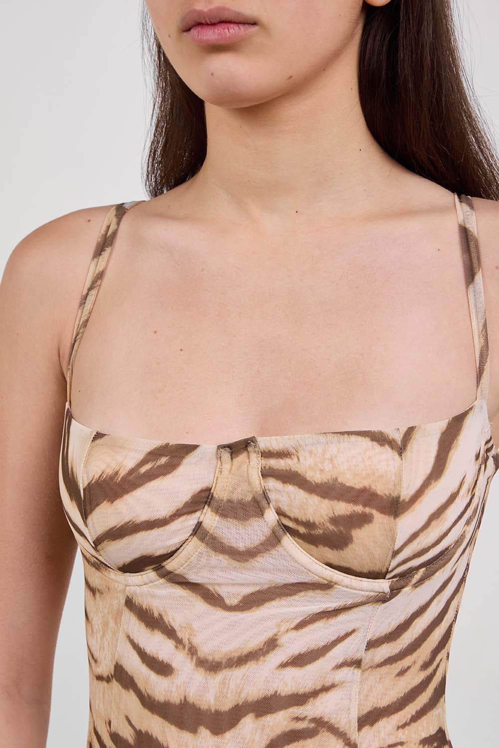 תמונת תקריב דוגמן של בגד גוף טיגריס