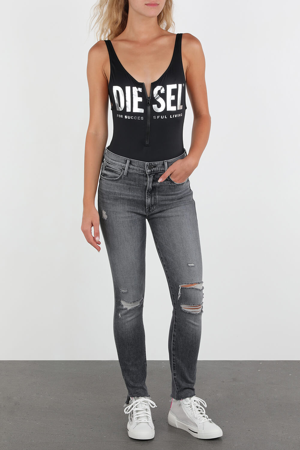 תמונת דוגמן קידמית של Mesh Logo High Top Sneakers in White