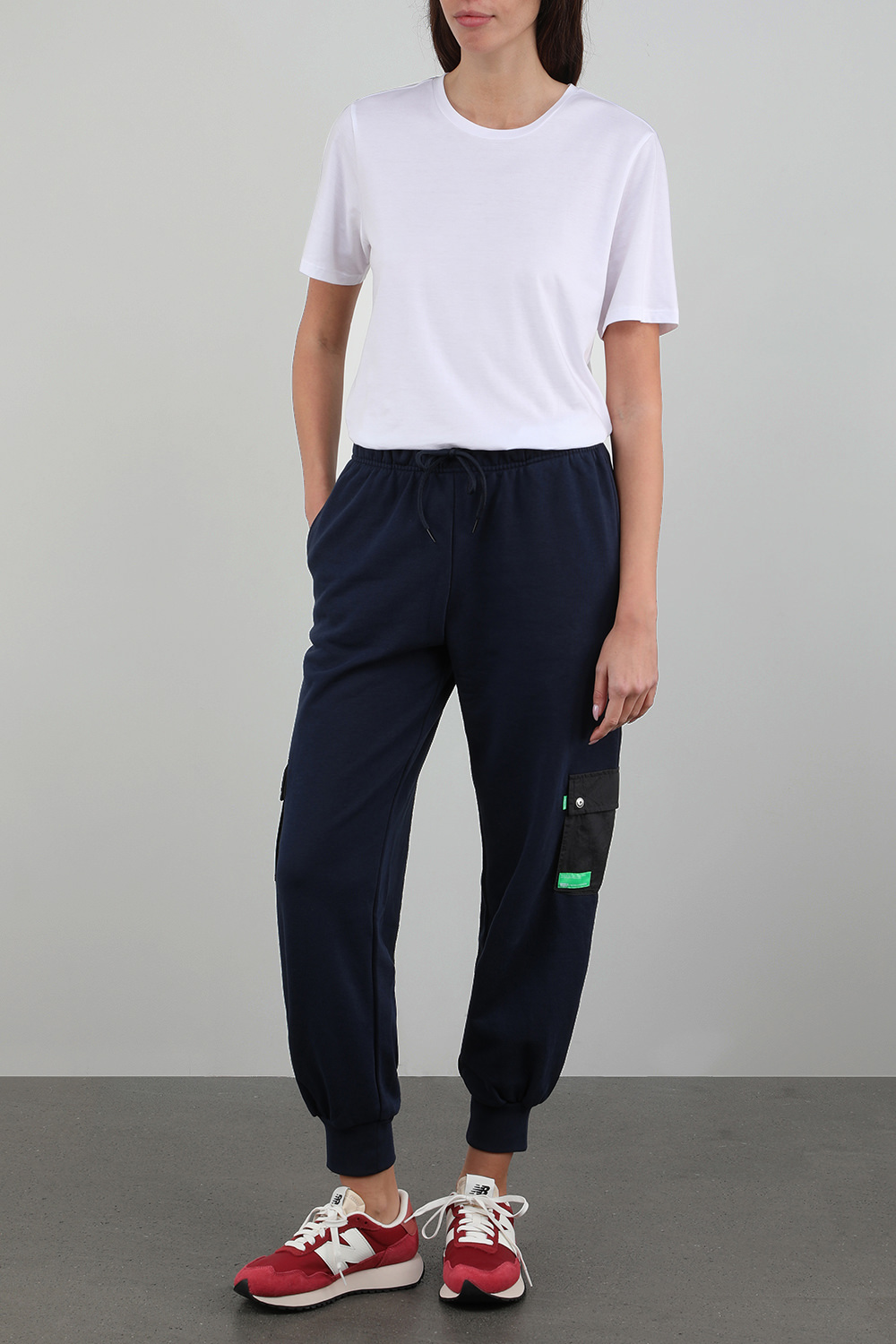 תמונת דוגמן קידמית של נעלי סניקרס קלאסיות בגווני אדום ולבן