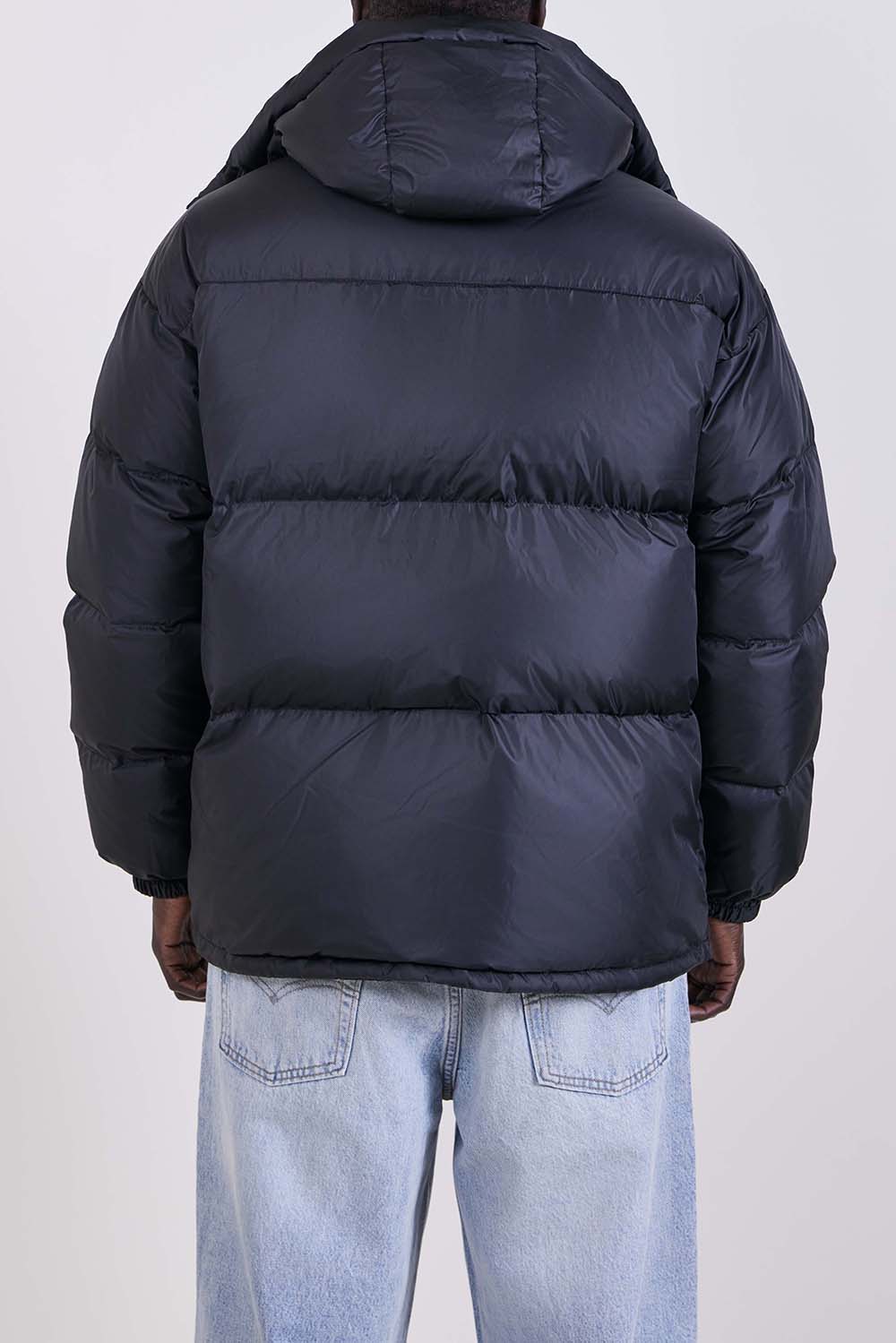 תמונת דוגמן אחורית של מעיל פוך