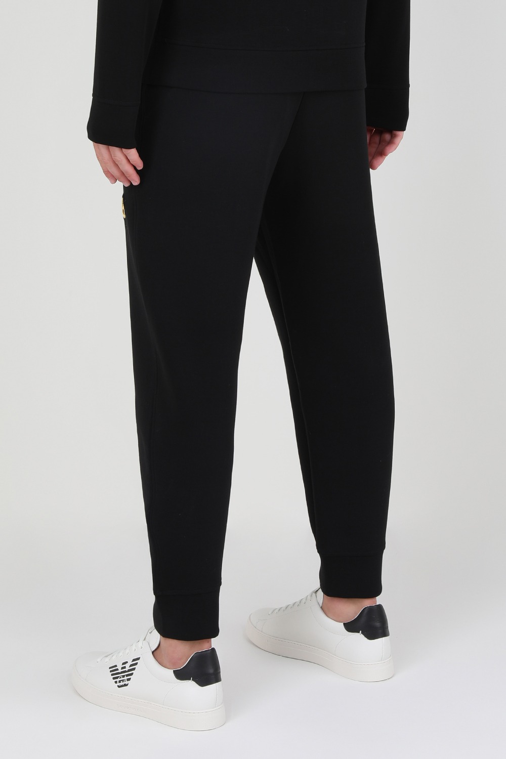 תמונת דוגמן אחורית של מכנסי טרנינג ארוכים