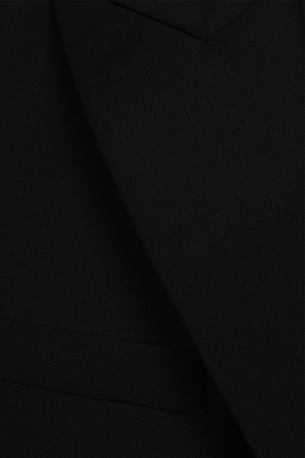 תמונת פנים של בלייזר שחור מחויט עם רקמה מטאלית