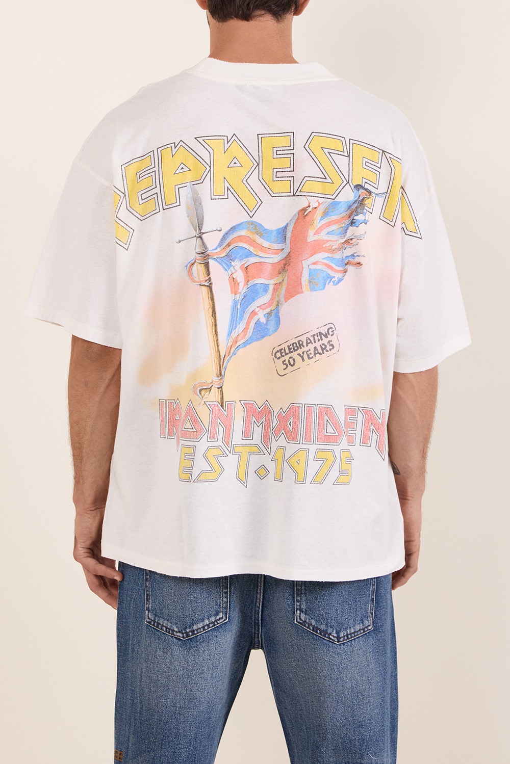 תמונת תקריב דוגמן של חולצת טי במהדורת 50 שנה לאיירון מיידן