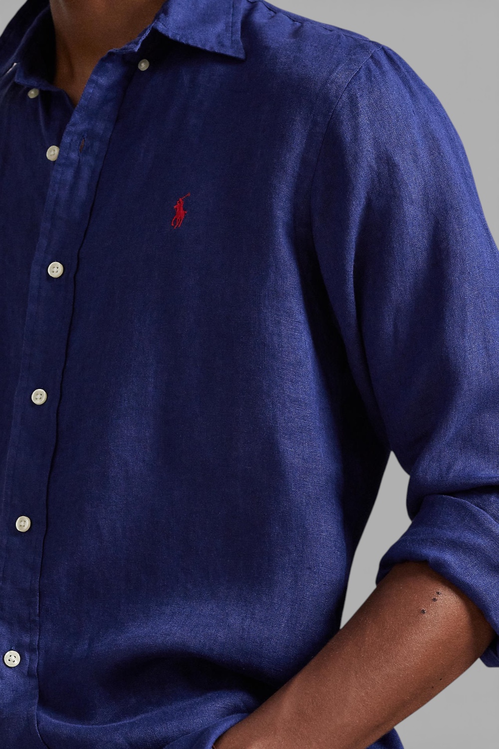 תמונת תקריב דוגמן של חולצה מכופתרת