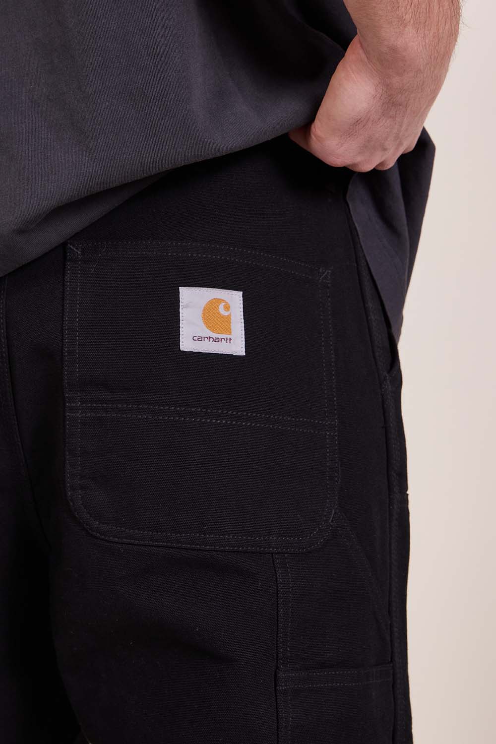 תמונת תקריב דוגמן של מכנסיים בגזרה רחבה