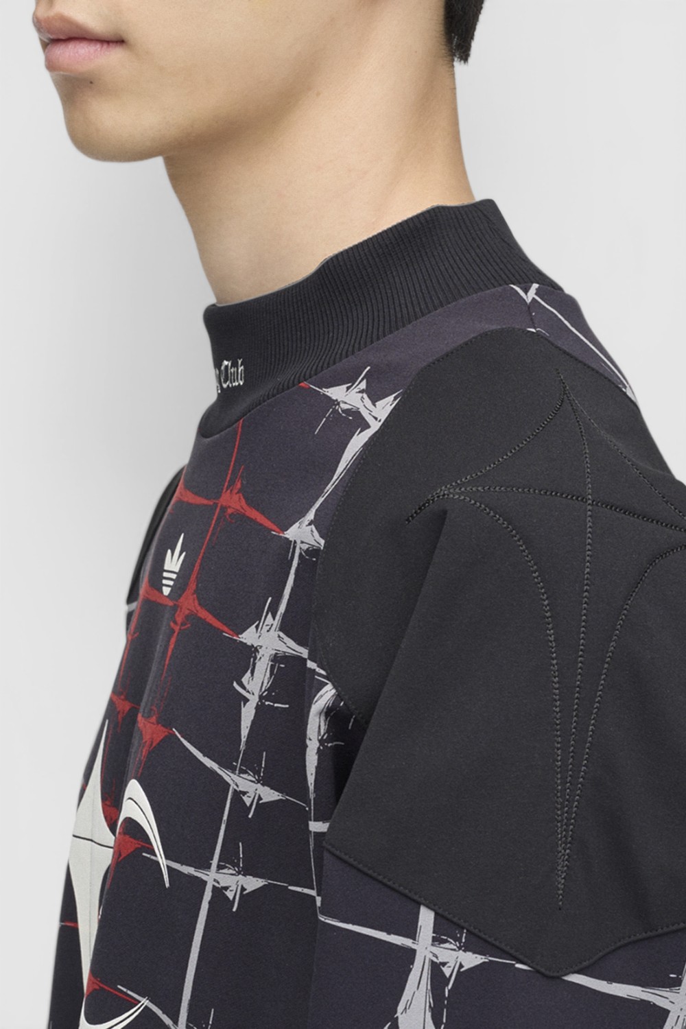 תמונת תקריב דוגמן של חולצת טי שרוול ארוך אדידס X ת&rsquo;אג קלאב