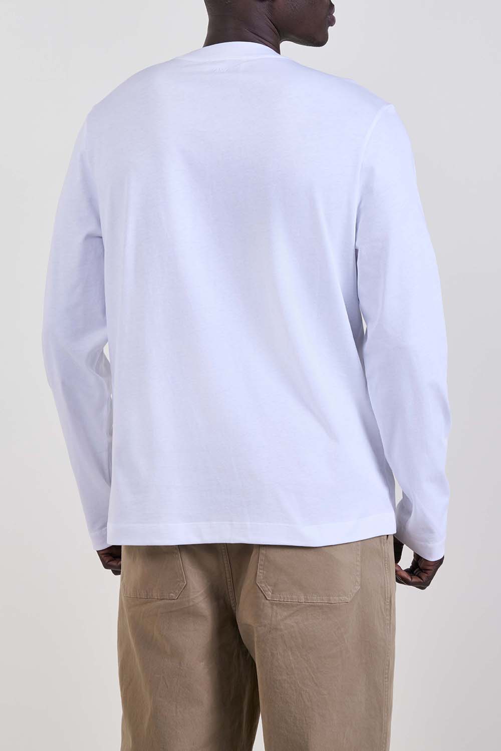 תמונת דוגמן אחורית של חולצת טי ארוכה