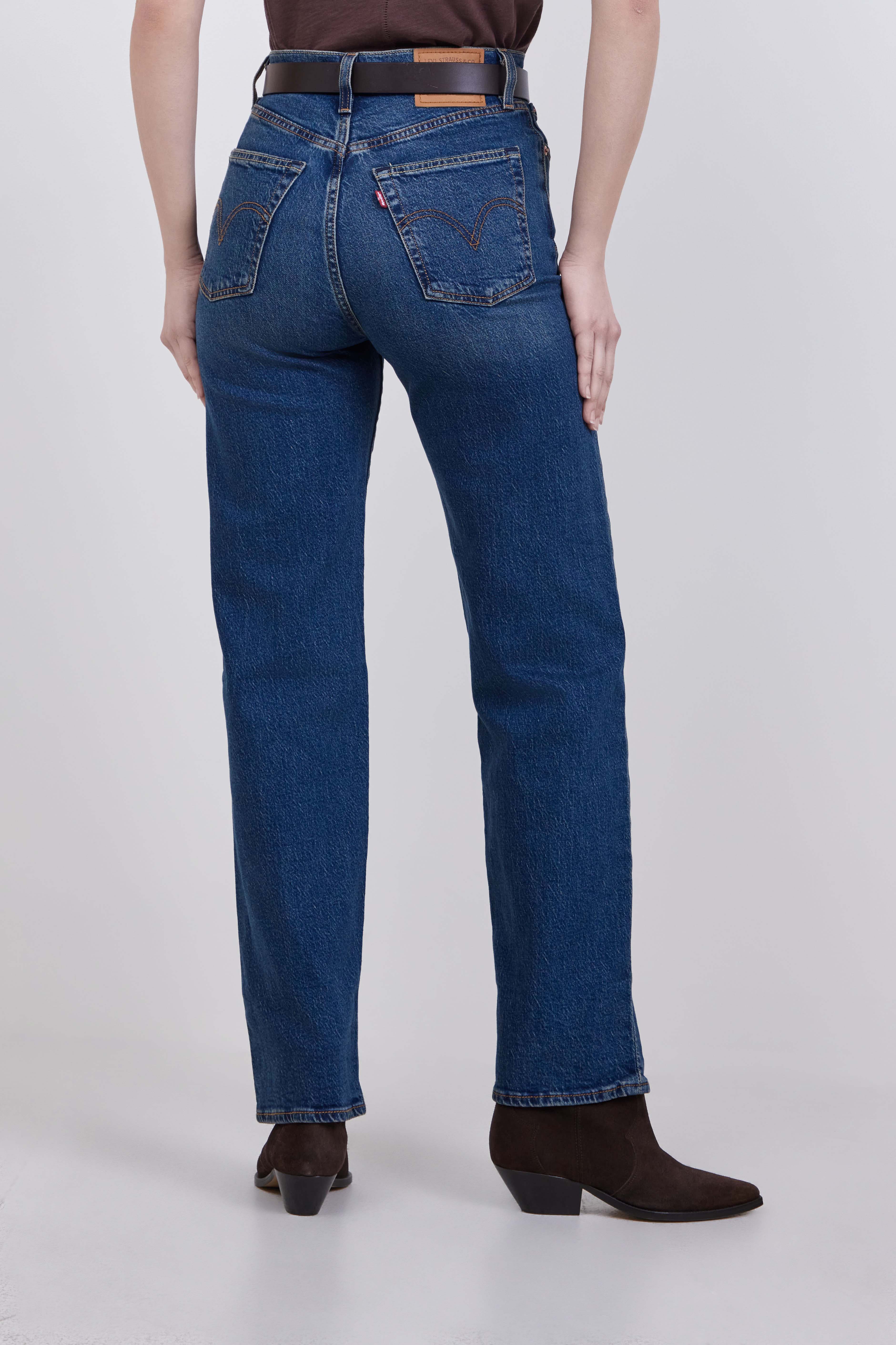 תמונת דוגמן אחורית של מכנסי ג&rsquo;ינס בגזרה גבוהה