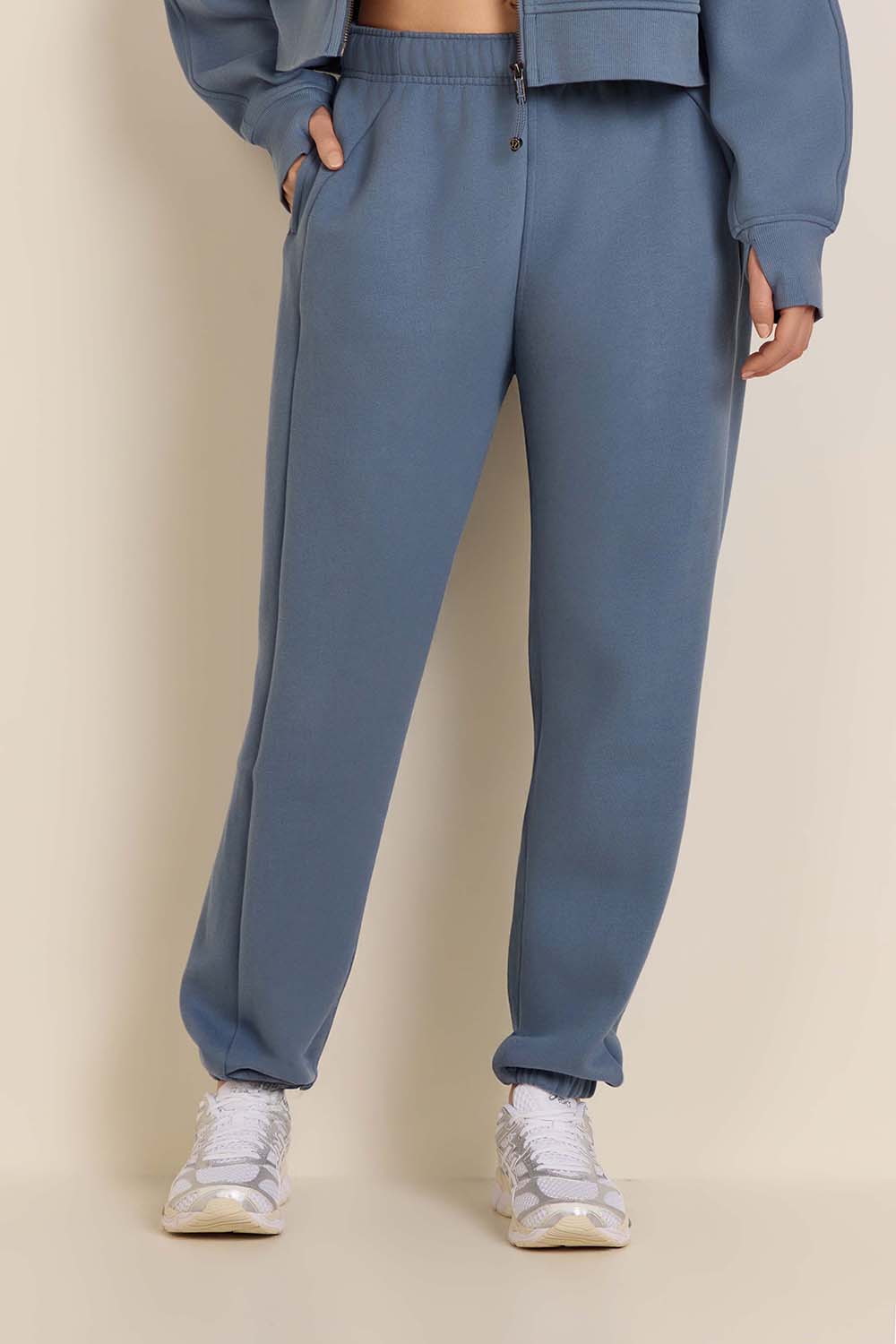 תמונת דוגמן קידמית של Scuba Mid-Rise Oversized Jogger Regular