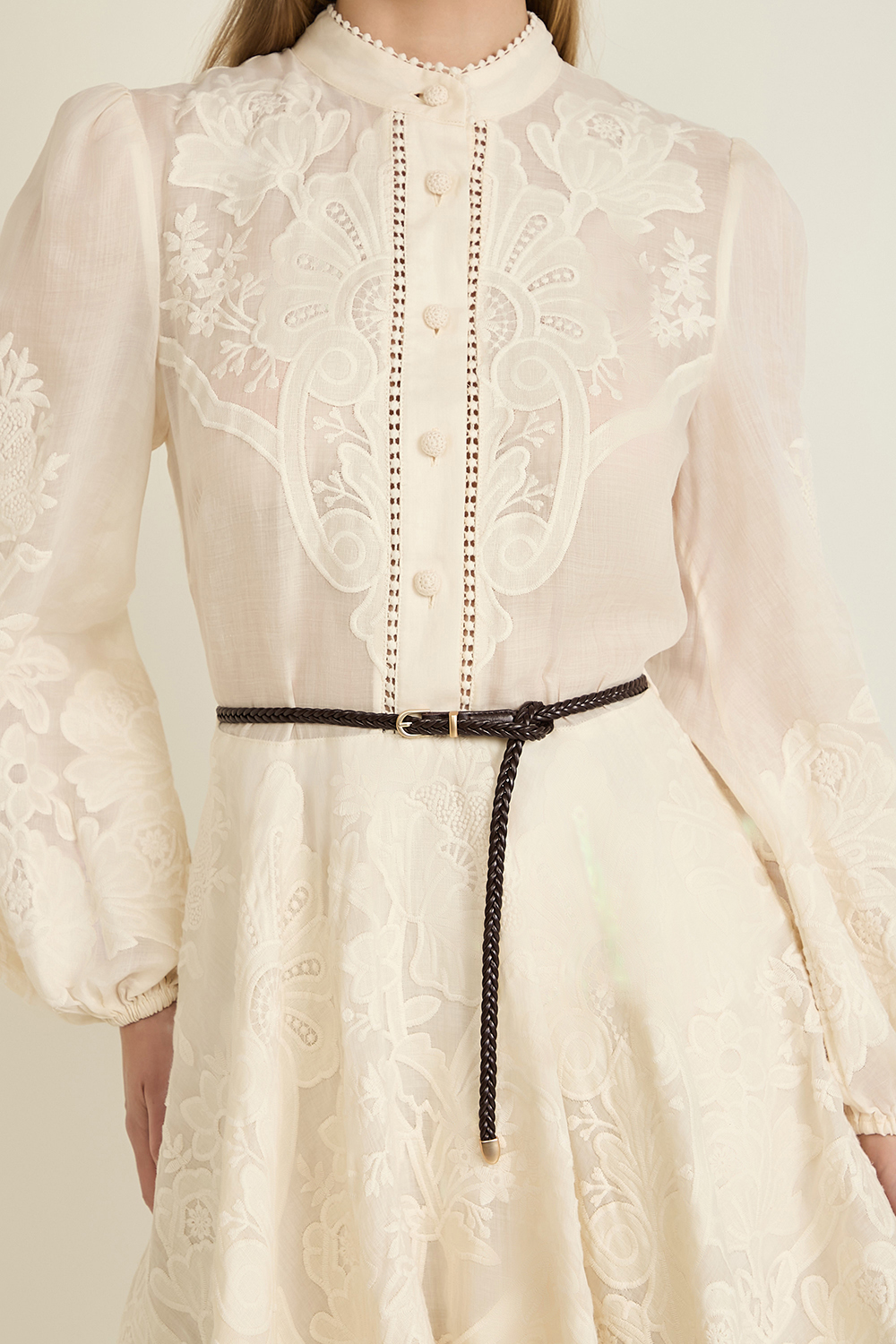 תמונת תקריב דוגמן של שמלת מיני אוטי