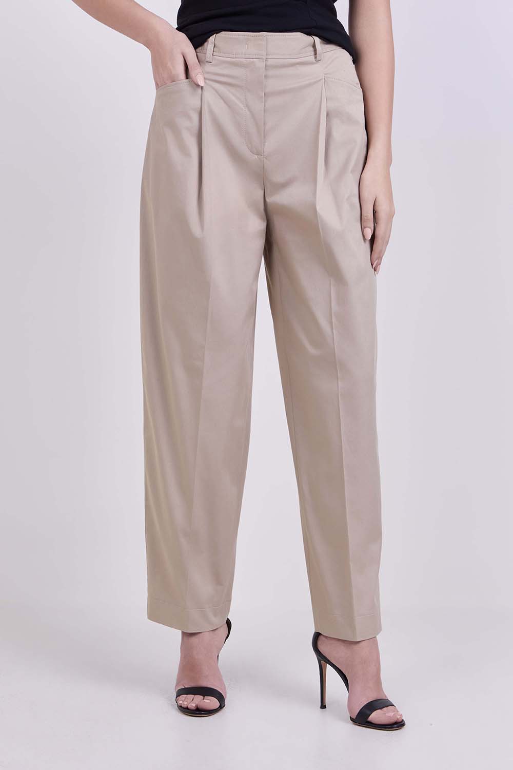 תמונת דוגמן קידמית של מכנסיים מחוייטים בגזרה ישרה