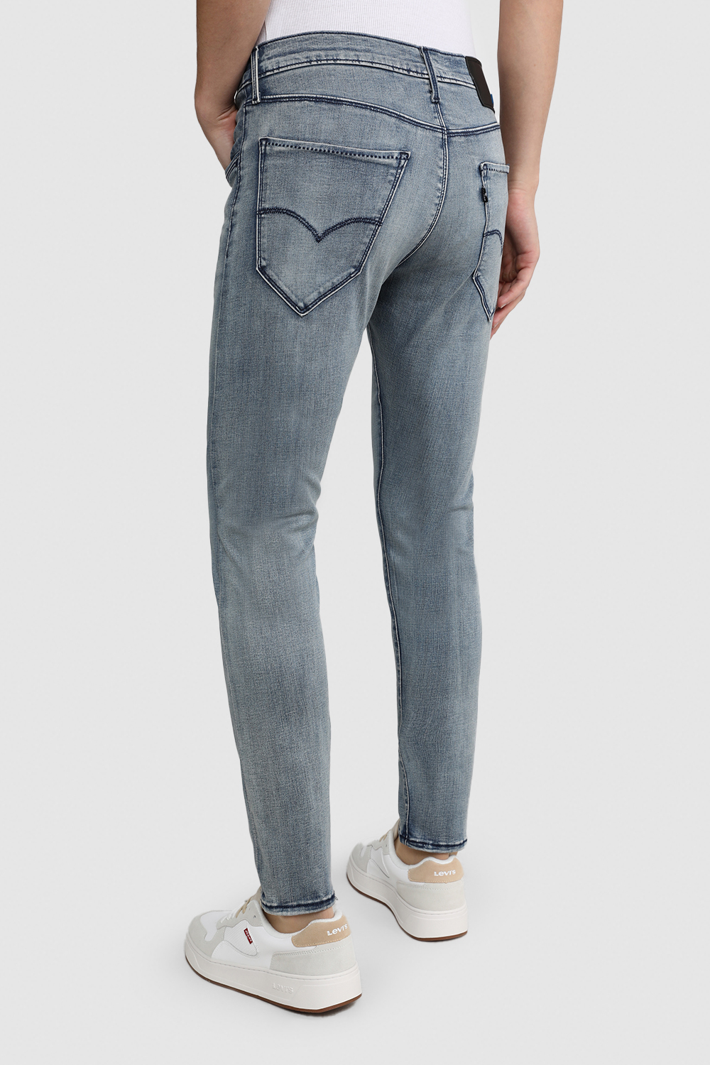 תמונת דוגמן אחורית של מכנסי סקיני ג'ינס