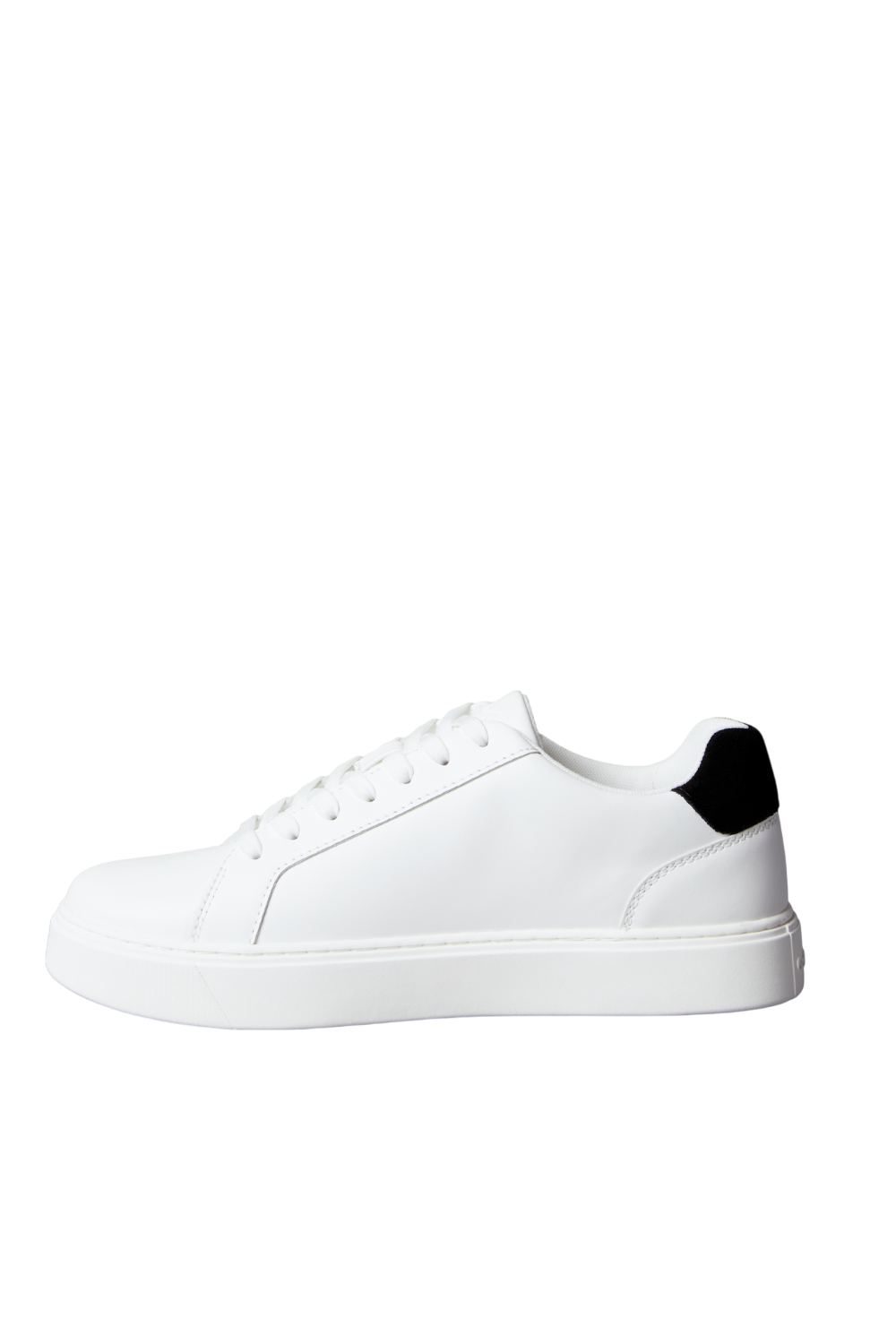 תמונה אחורית של נעלי סניקרס