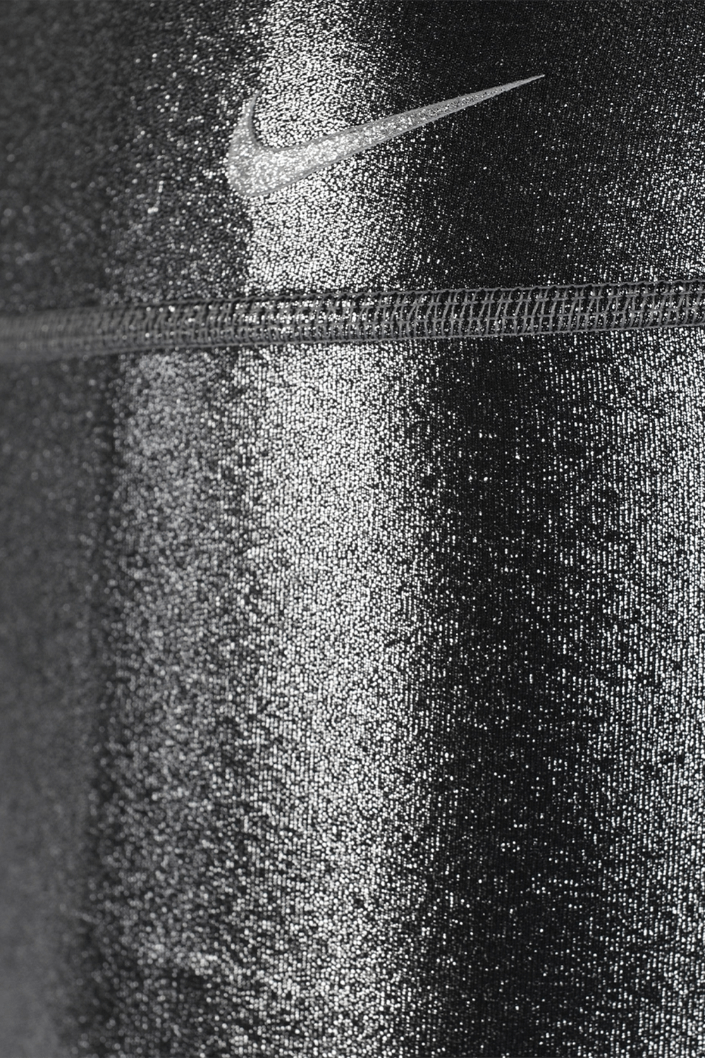 תמונה אחורית של Nike One Icon Clash Shorts in Silver