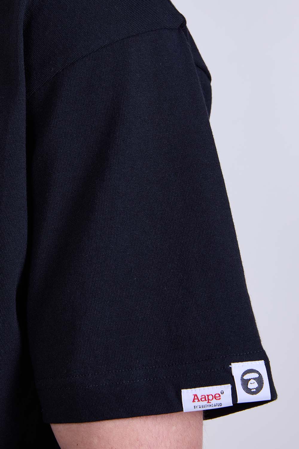 תמונת תקריב דוגמן של חולצת טי בגזרה ישרה