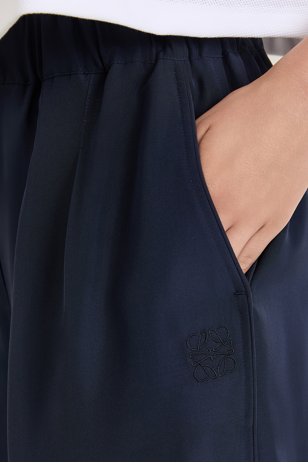 תמונת תקריב דוגמן של מכנסיים ארוכים ממשי