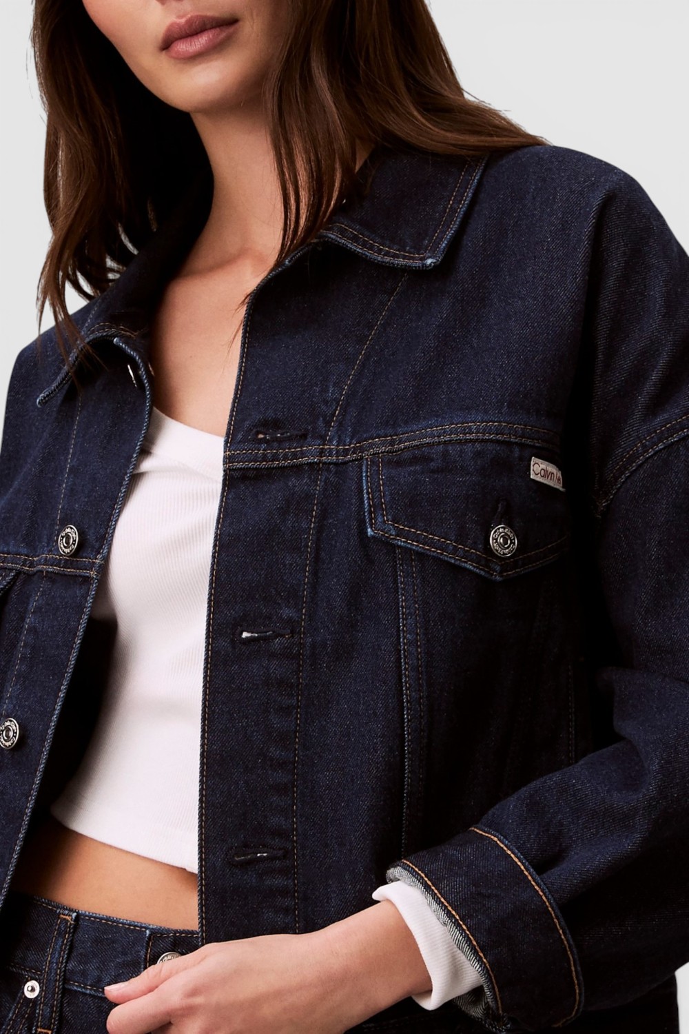 תמונת תקריב דוגמן של ז׳קט ג׳ינס