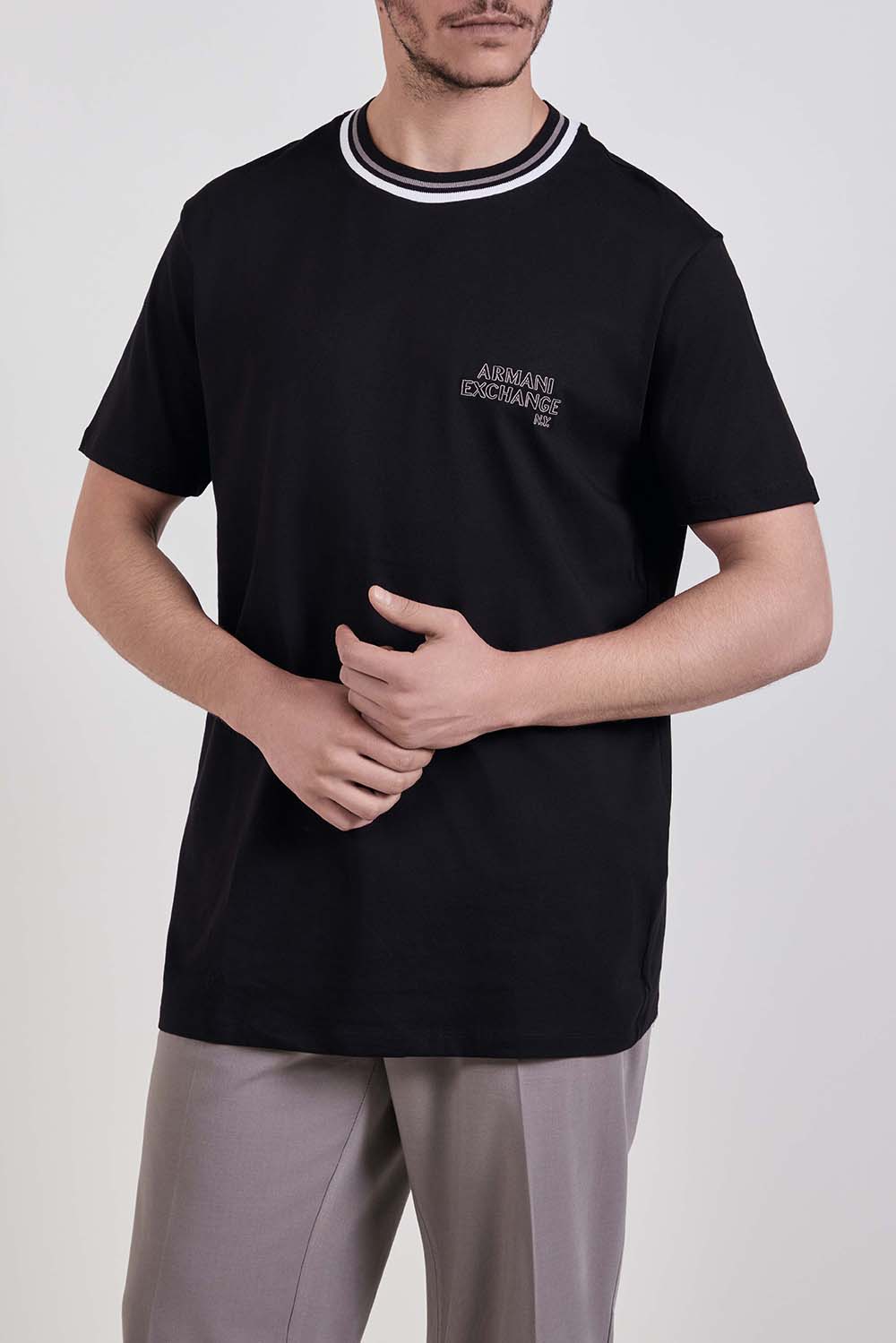 תמונת דוגמן קידמית של חולצת טי בגזרה ישרה