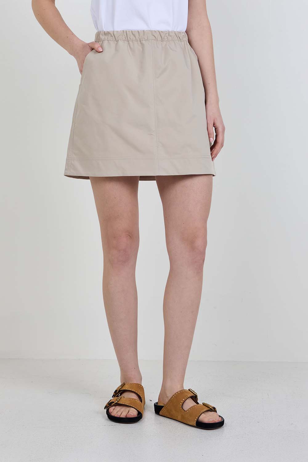 תמונת דוגמן קידמית של Twill Mid-Rise Mini Skirt