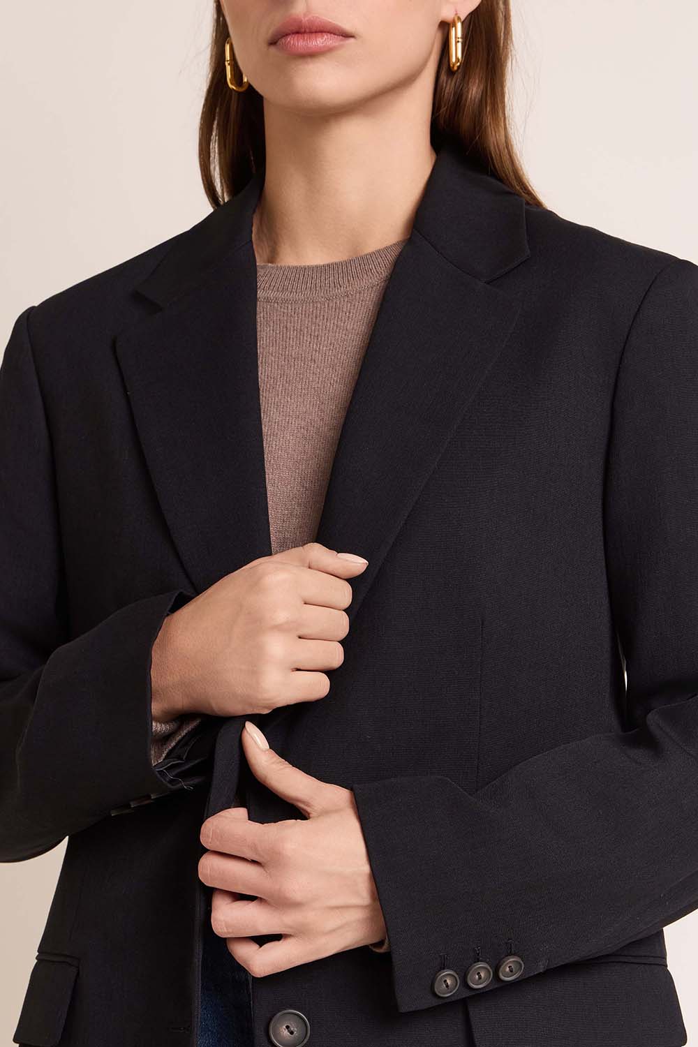 תמונת תקריב דוגמן של בלייזר מחויט אוברסייז