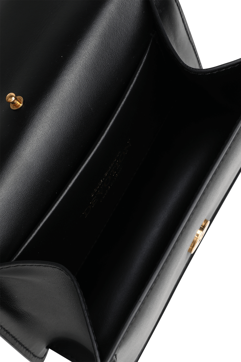 תמונת פנים של תיק קטן מעור עם אבזם לב מטאלי