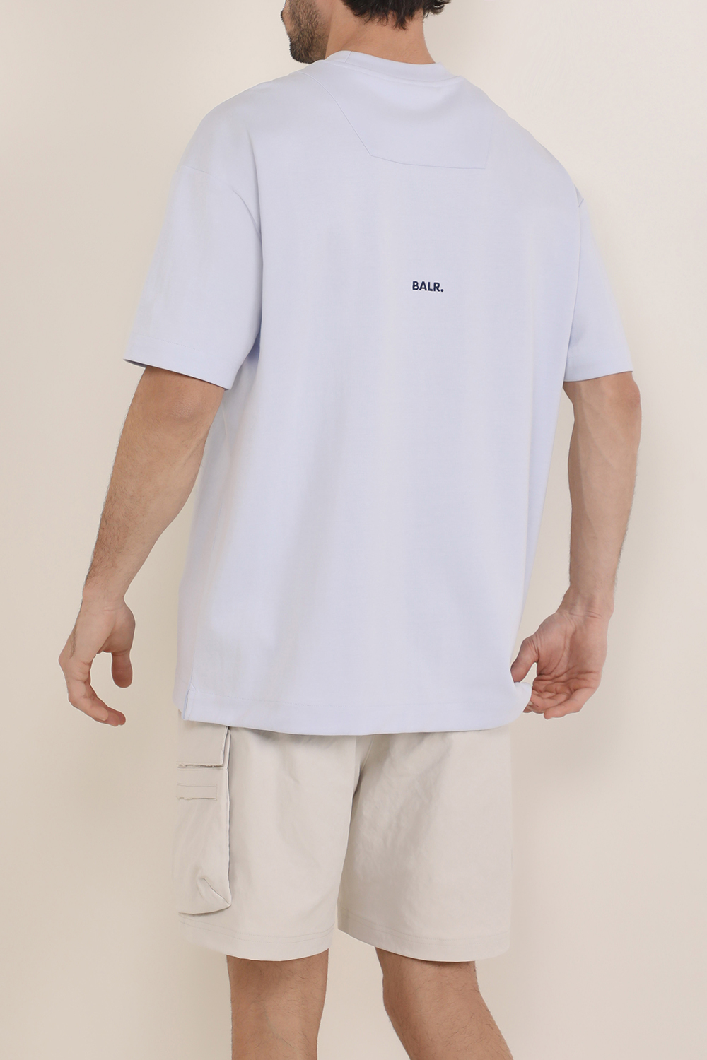 תמונת דוגמן אחורית של חולצת טי