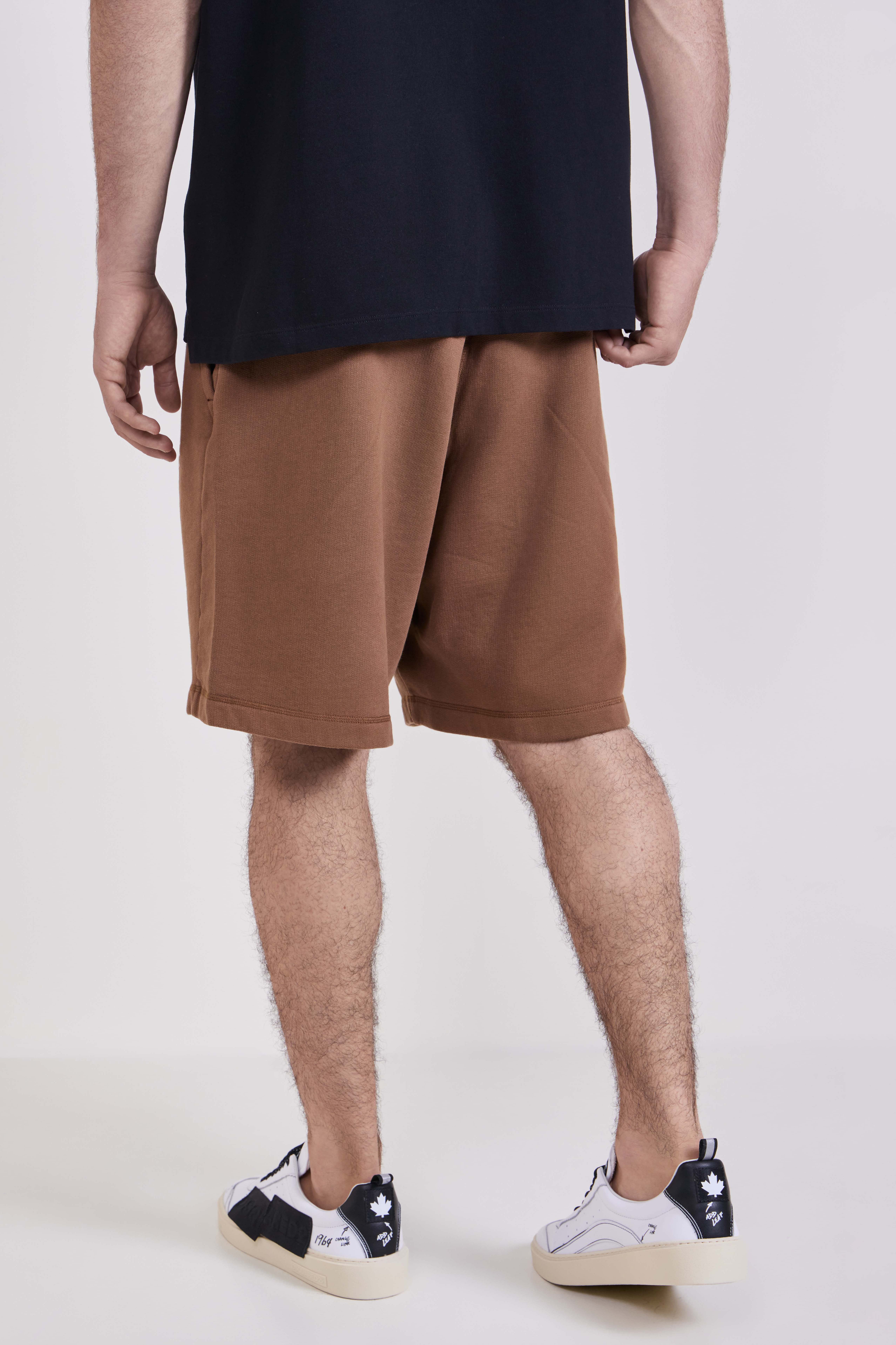 תמונת דוגמן אחורית של מכנסי ג'וגר ברמודה