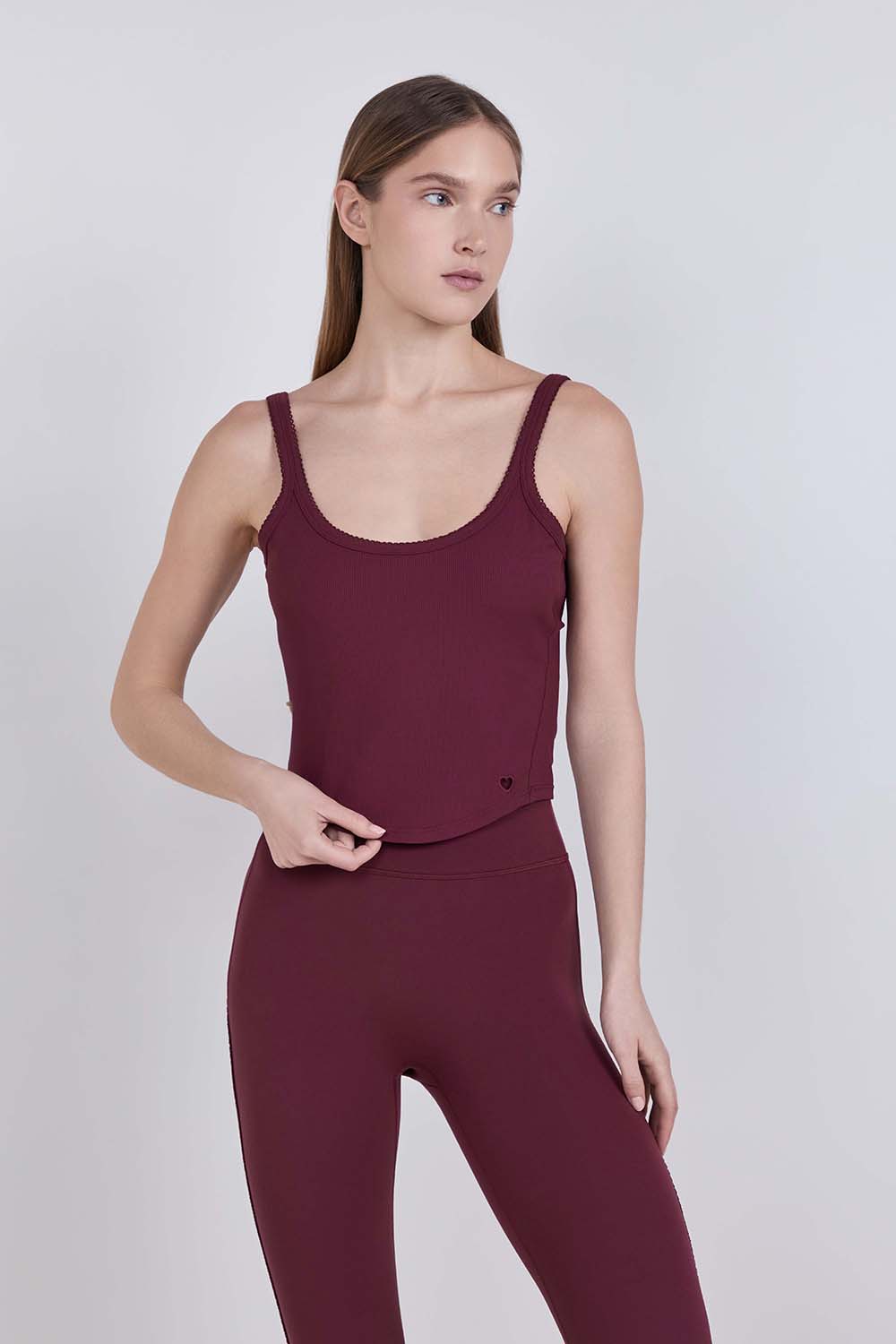 תמונת דוגמן קידמית של *Nulu Rib Cropped Tank Heart