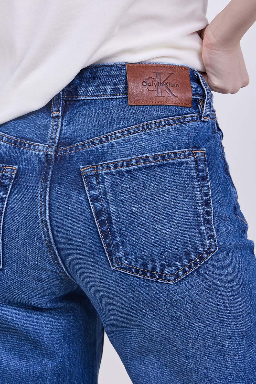 תמונת תקריב דוגמן של מכנסי ג'ינס בגזרה ישרה