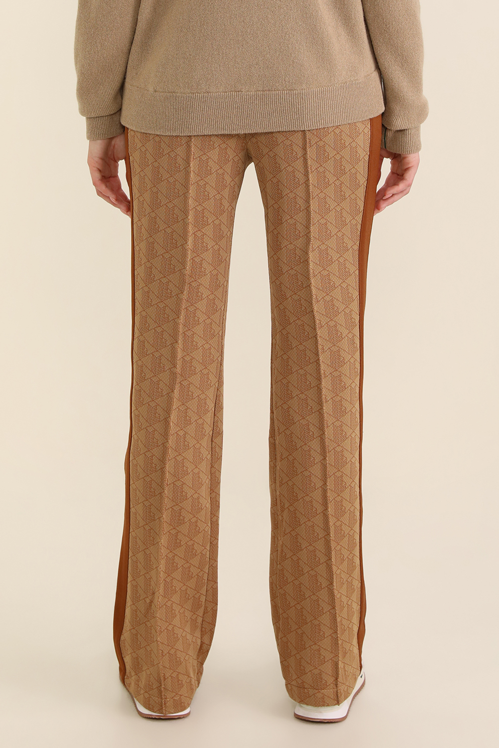 תמונת דוגמן אחורית של מכנסיים מונוגרמים גבוהים