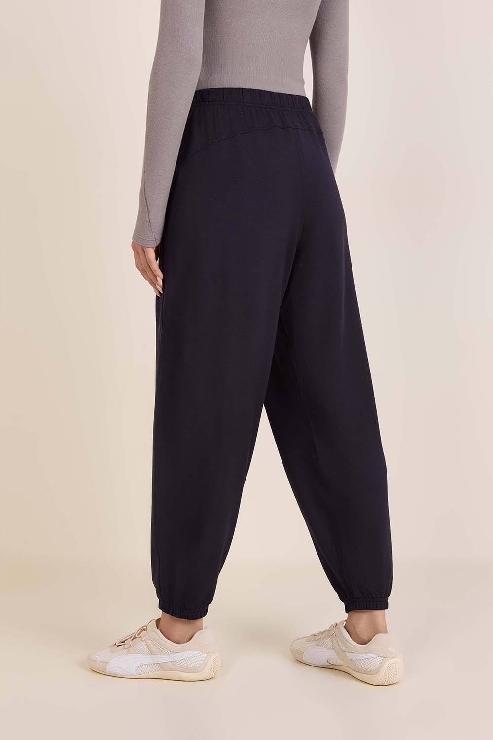 תמונת דוגמן אחורית של BeCalm Oversied Mid-Rise Pant