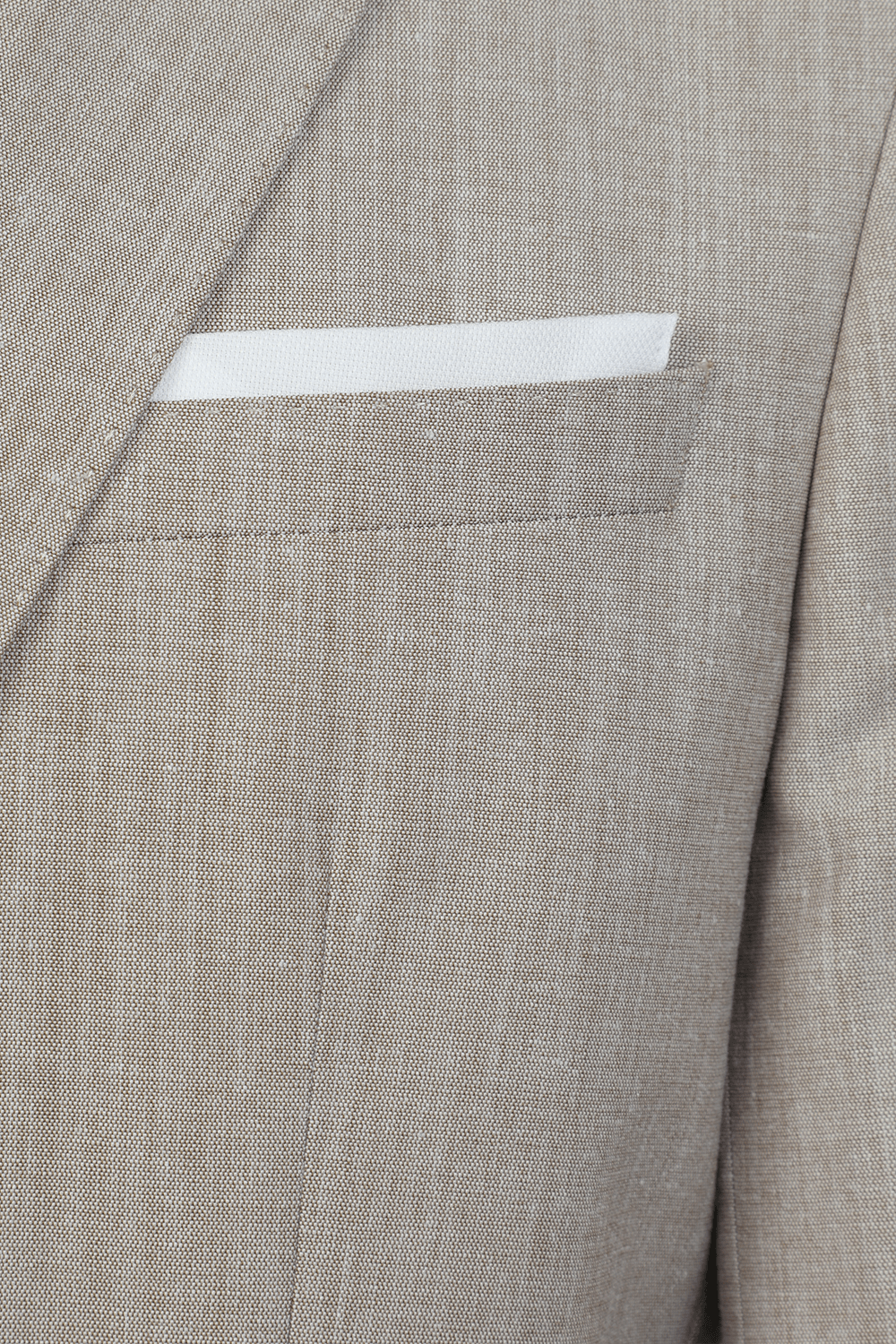 תמונה אחורית של בלייזר צמר אפור בגזרת סלים