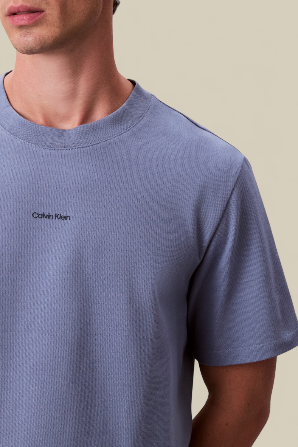 תמונת תקריב דוגמן של חולצת טי