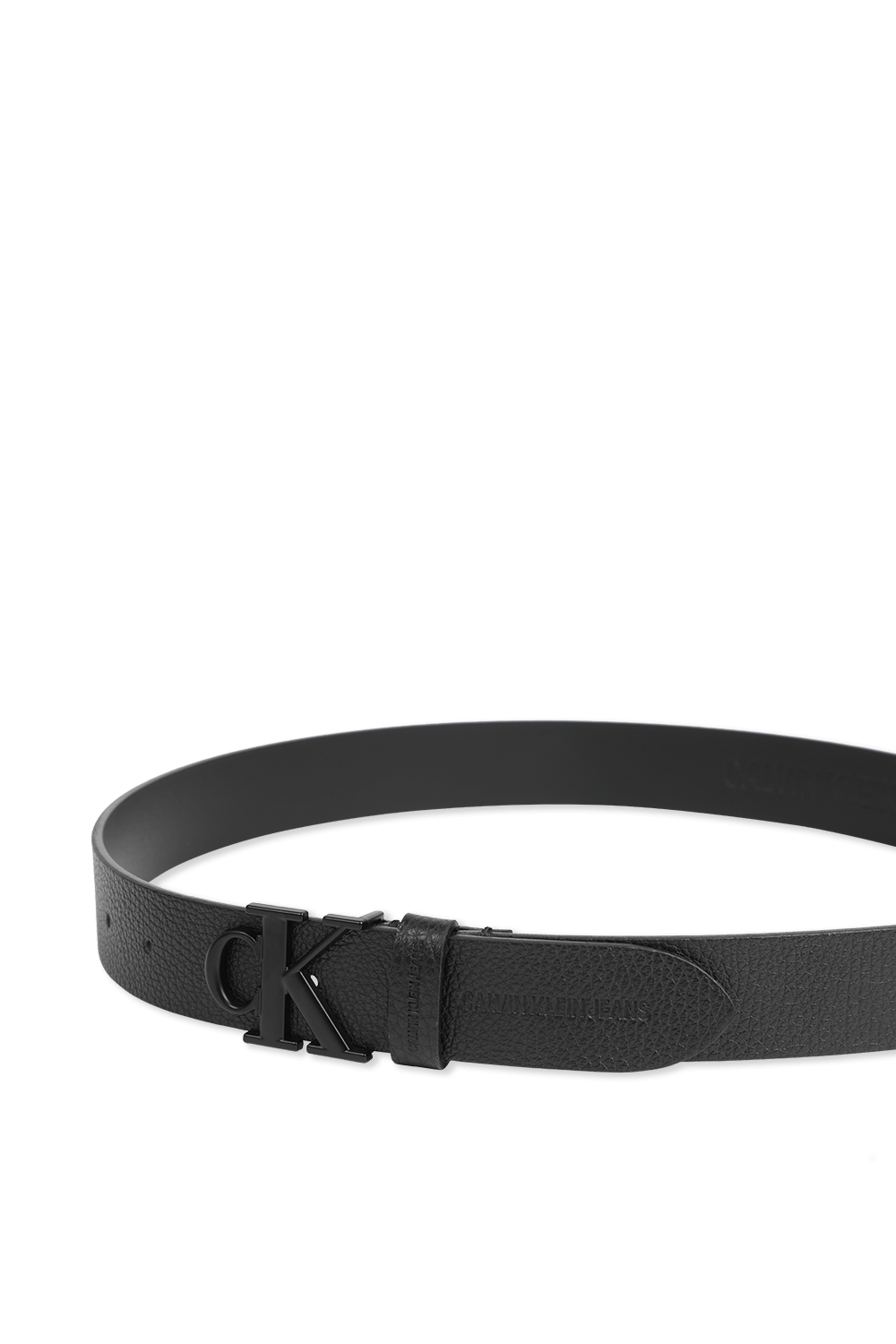 תמונת תקריב של חגורת לוגו מעור מגורען בצבע שחור