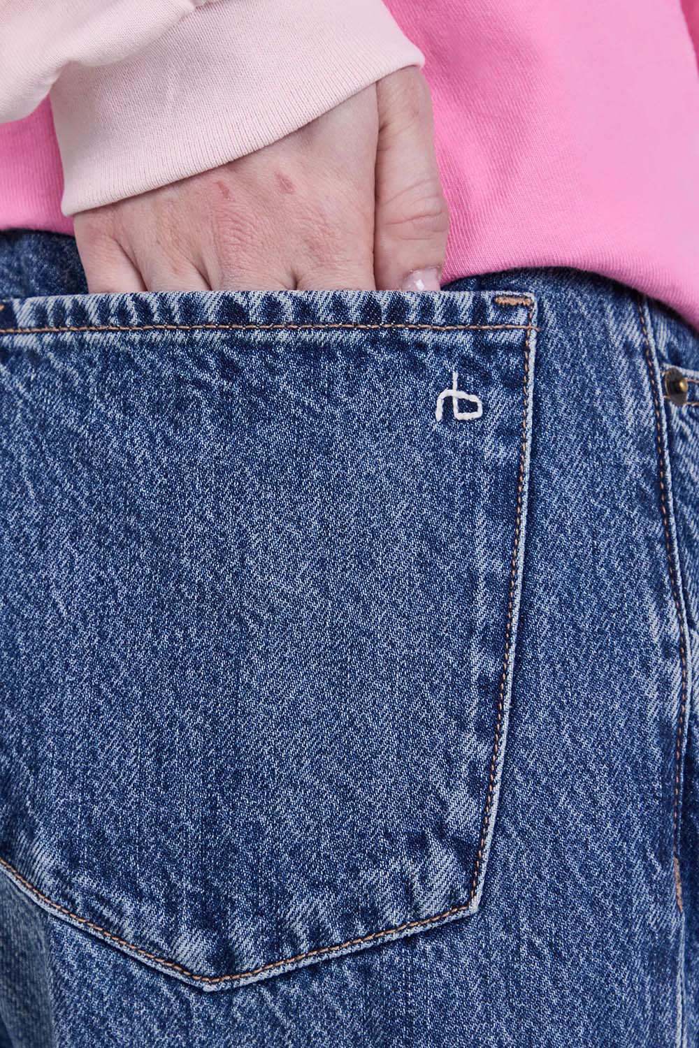 תמונת תקריב דוגמן של מכנסי ג'ינס בגזרה משוחררת