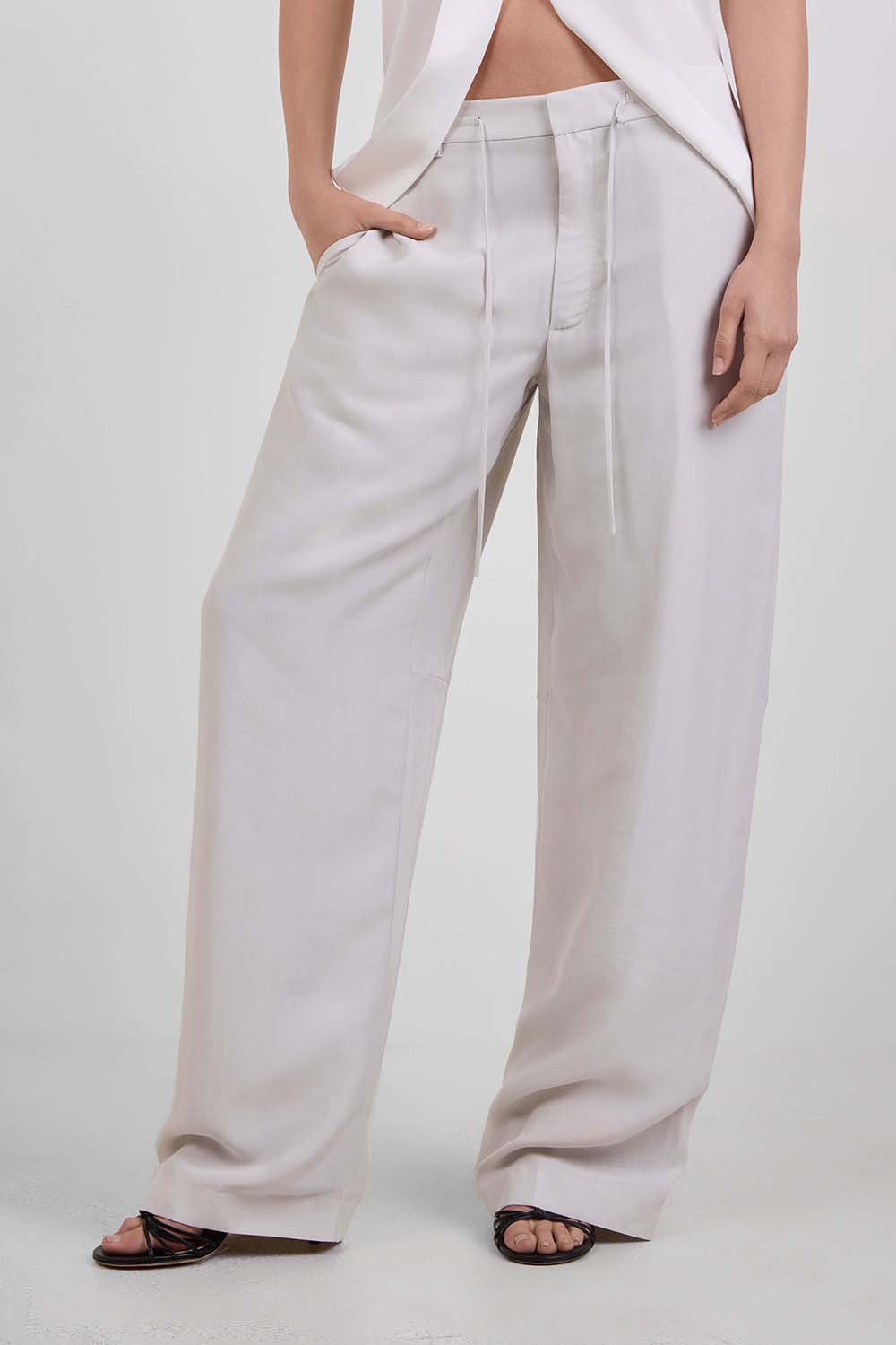 תמונת דוגמן קידמית של מכנסיים מחויטים