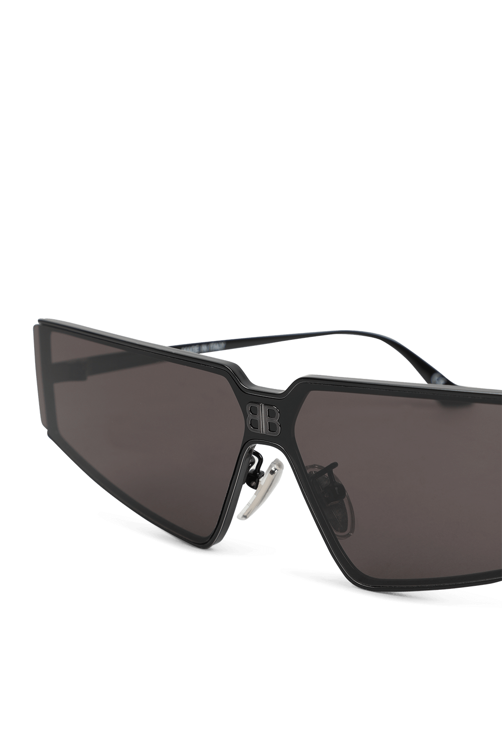 תמונת תקריב של משקפי שמש בצללית מלבנית