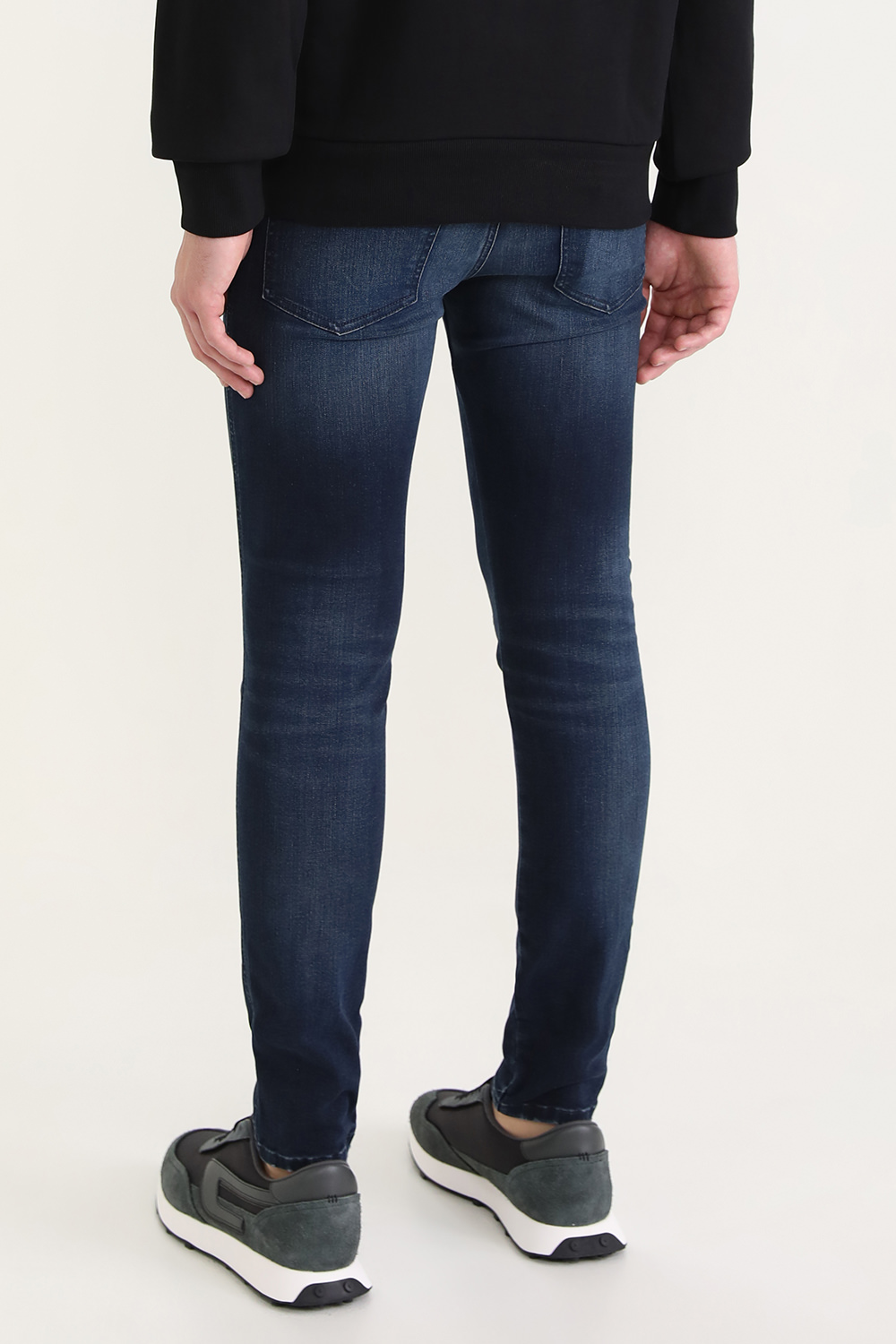 תמונת דוגמן אחורית של מכנסי סופר סקיני